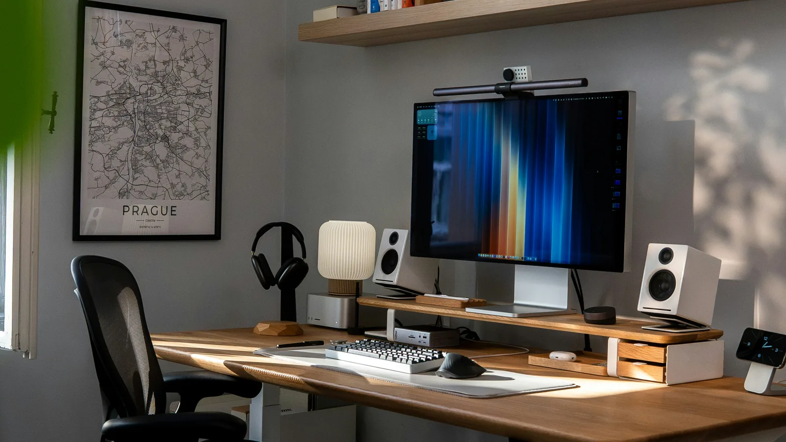 Home-office workstation with a monitor, speakers and headphones.